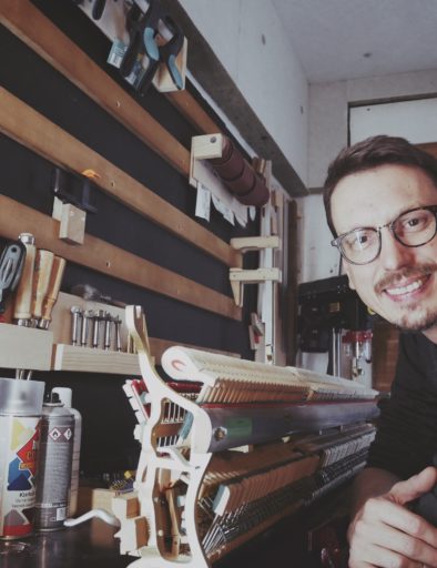 Mechanik und Kalvierbauer in der Werkstatt