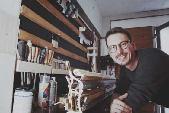 Steven Reck in der Werkstatt Mechanik und Kalvierbauer in der Werkstatt